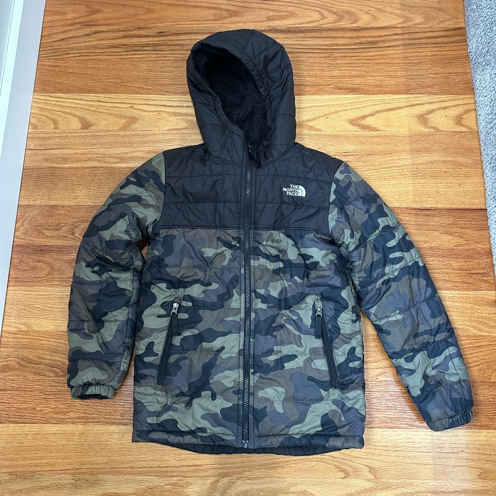 Boys North Face insulated jacks with fleece lining, camo and black, medium 10/12